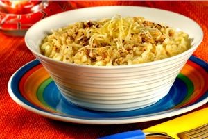 Lámen de Galinha ao Molho Cremoso de Amêndoas