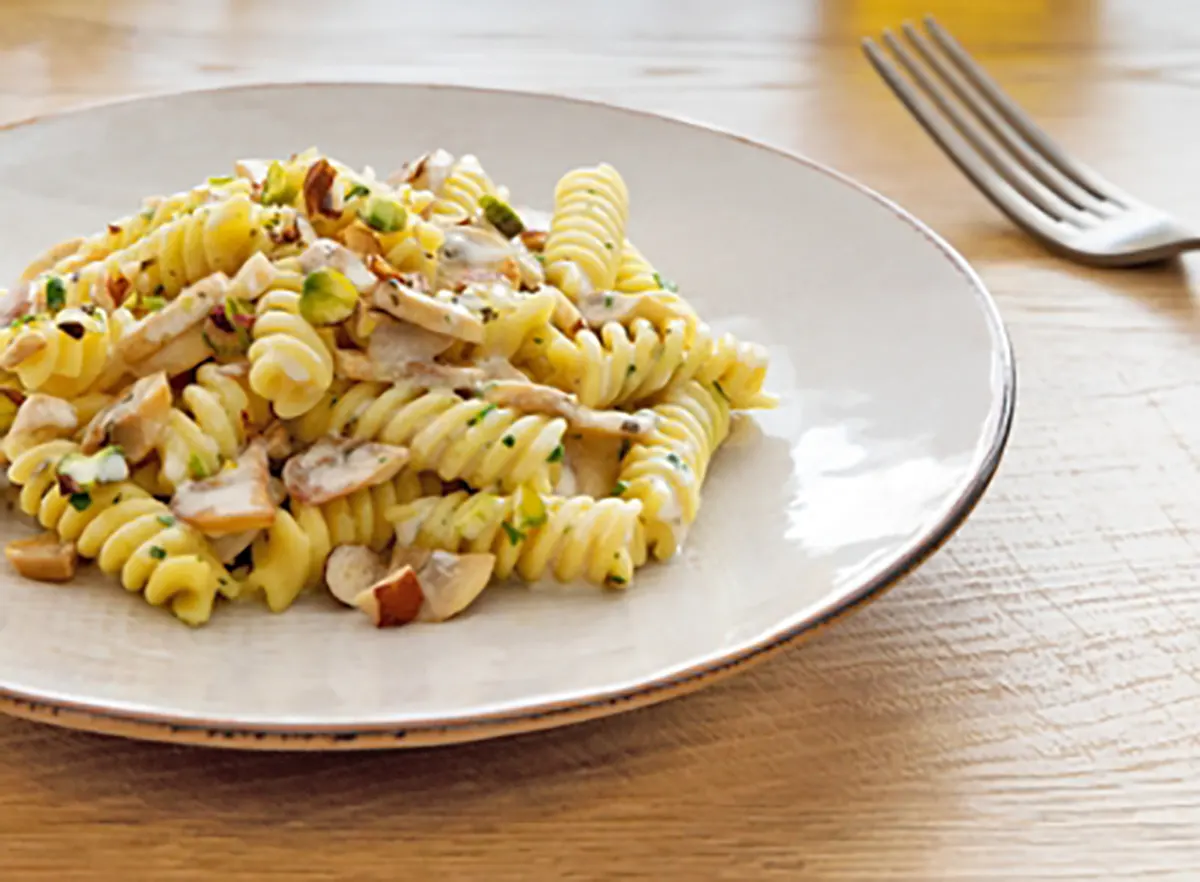 Fusilli com cogumelos, cream cheese e castanhas